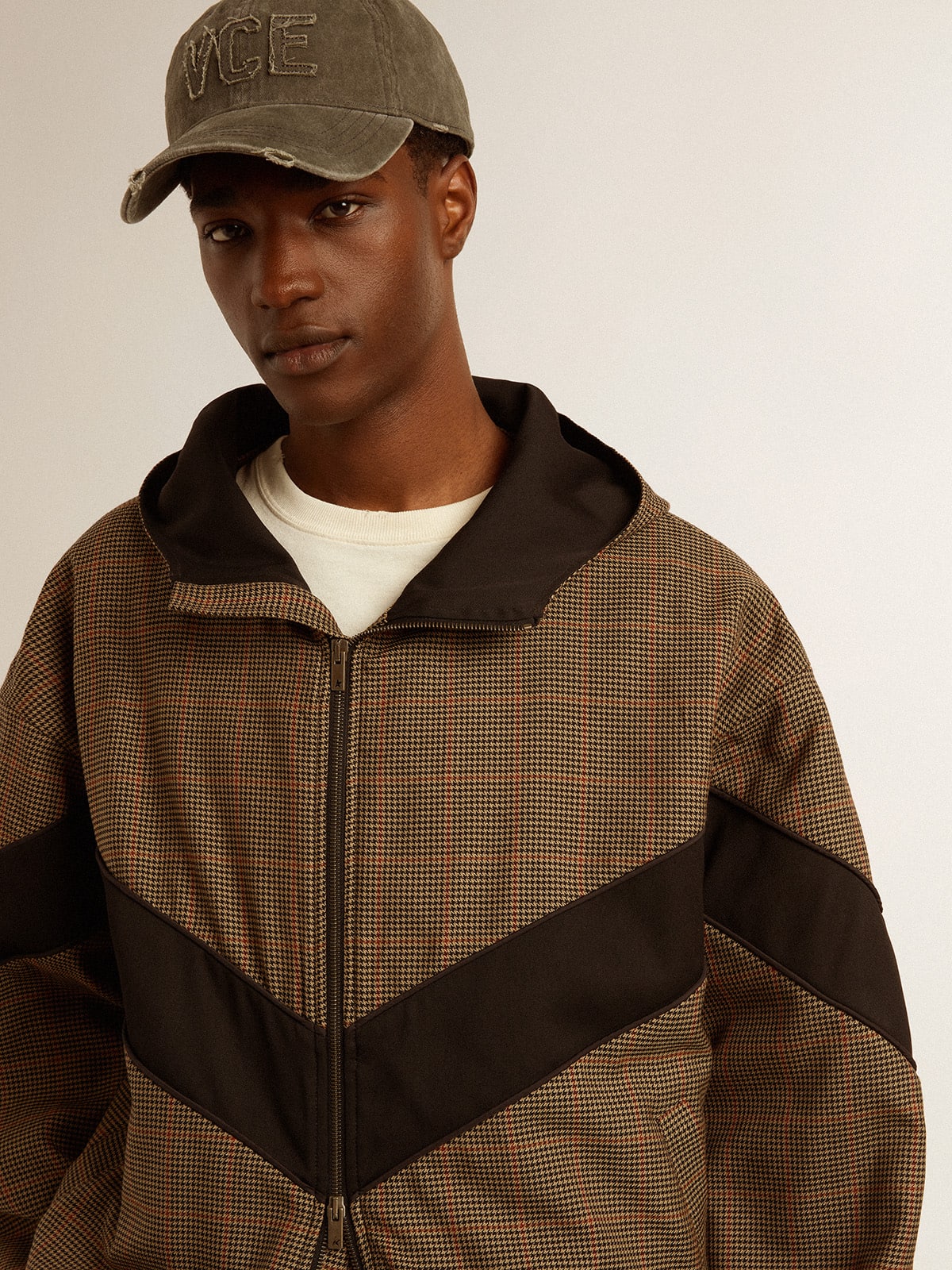 Windcheater in beige and black houndstooth